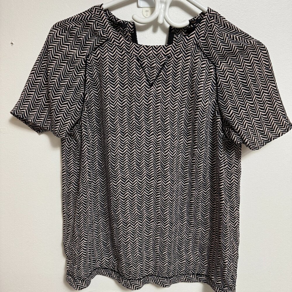 Short-sleeved blouse